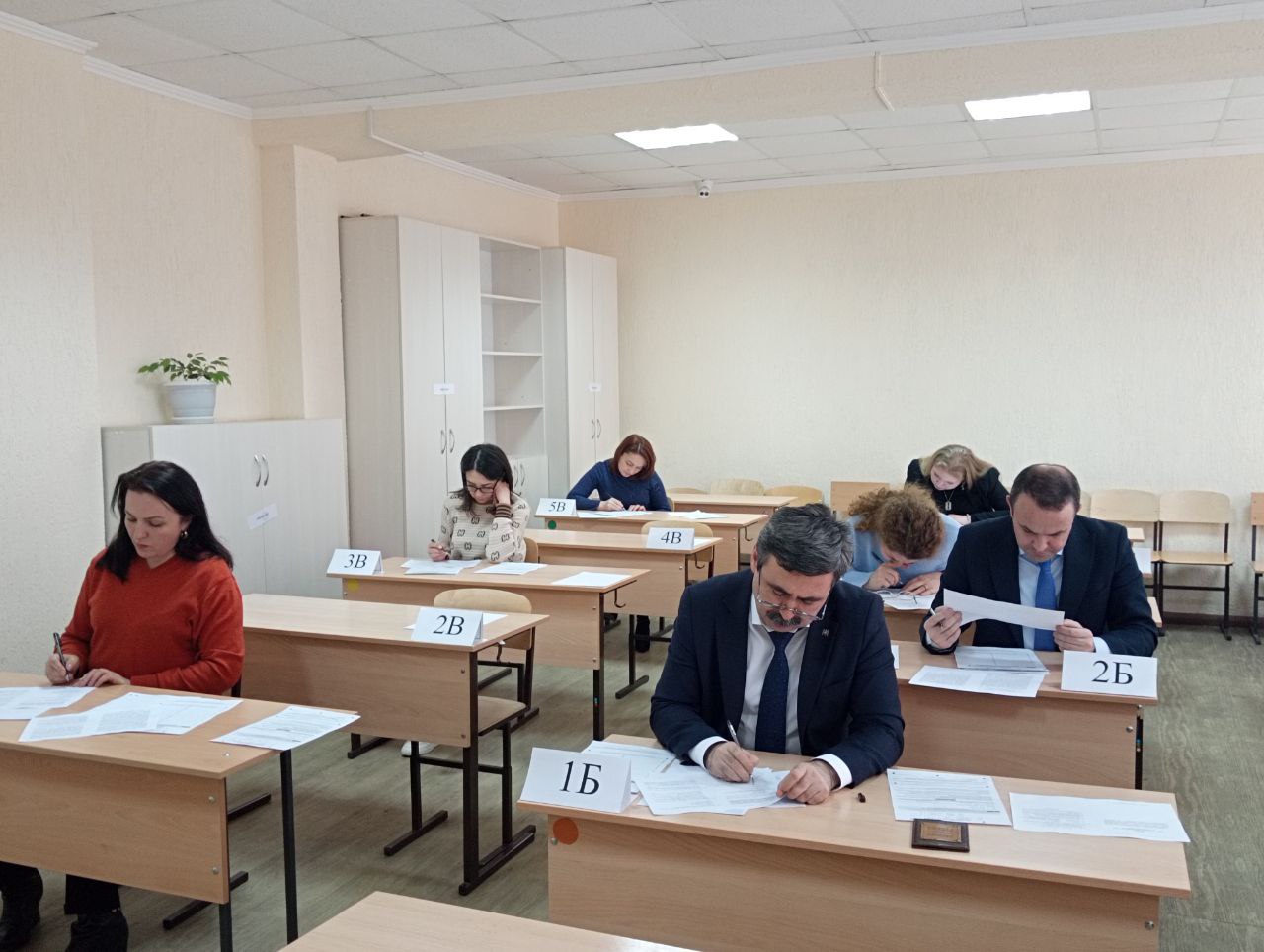 ГИА-2023: министр просвещения и науки КБР вместе с родителями выпускников сдал ЕГЭ по русскому языку