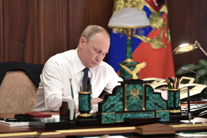 Президент России Владимир Путин подписал закон о снижении возраста принесения присяги гражданина РФ